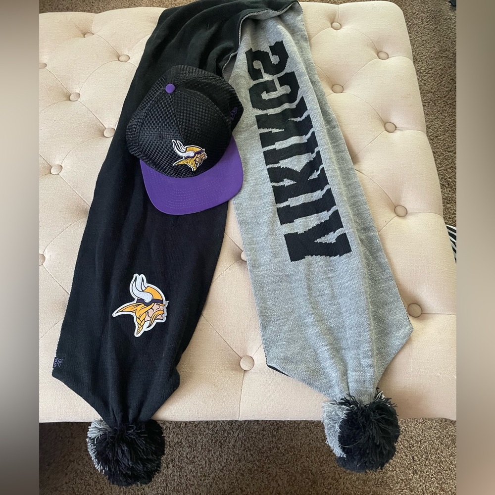 Minnesota Vikings Black & Gray Pom Beanie Scarf Set
